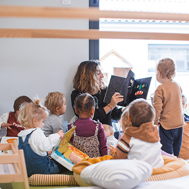 concept-micro-creche-nature-lecture-aux-enfants